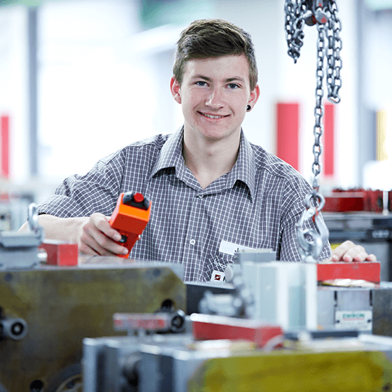 Eine Person bedient einen Kran zum Heben von Werkzeugen