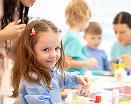 Kindergartengruppe beim Basteln in der Kindertagesstätte