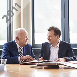 Zwei Männer sitzen am Tisch