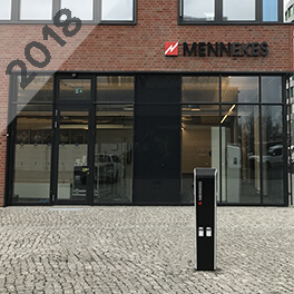 Ladesäule vor dem eMobility Showroom Gebäude von MENNEKES