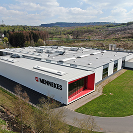 Das weiße Produktionsgebäude von MENNEKES am Standort Welschen Ennest