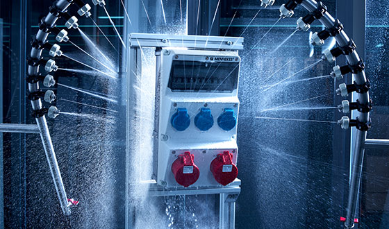 Abbildung einer AMAXX Steckdosenkombination, die in einem Labor mit Wasser bespritzt wird