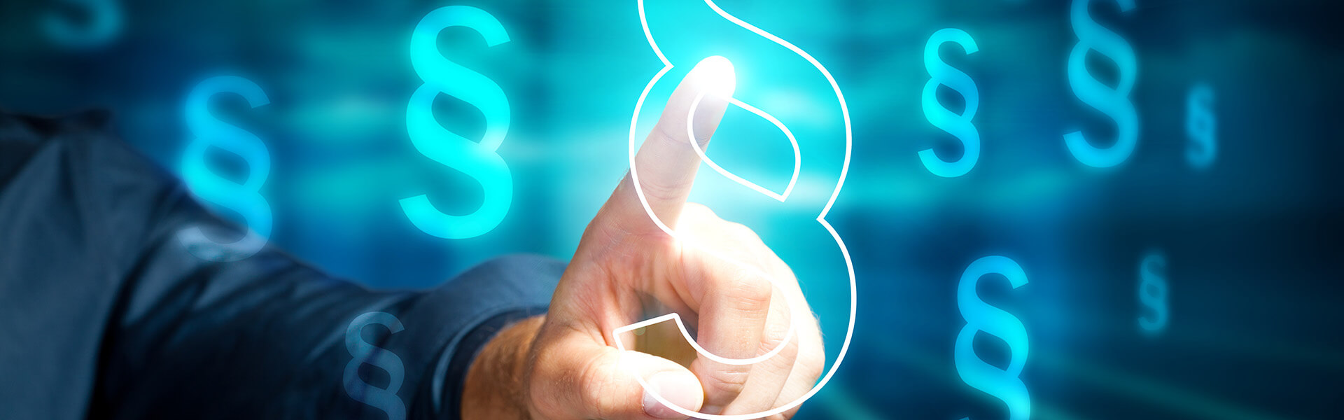 Ein Bild zeigt eine Hand, die auf ein hervorgehobenes Paragraphensymbol (§) zeigt. Im Hintergrund sind mehrere unscharfe Paragraphensymbole sichtbar. Die Szene ist in blauen Farbtönen gehalten und vermittelt ein Gefühl von digitaler Technologie und Recht.
