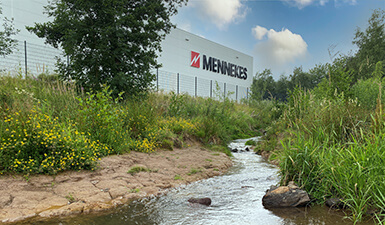 Renaturierung des Rahrbachs Aufnahme des Produktionsgebäudes von der MENNEKES Elektrotechnik am Bach