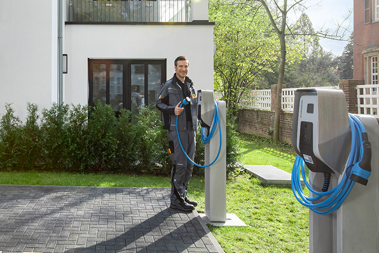 Elektrofachkraft überprüft eine Wallbox