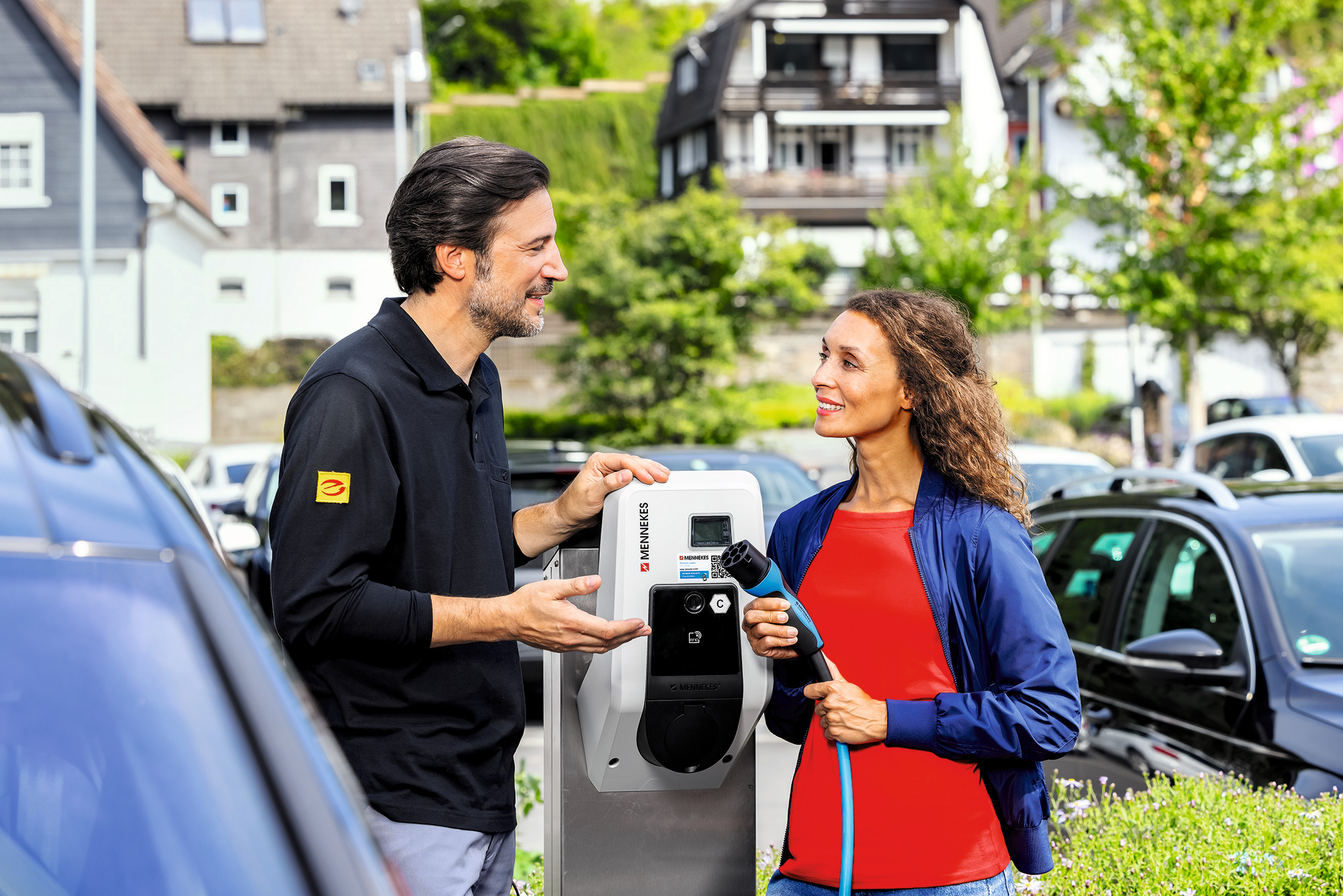 Elektroinstallateur spricht mit Wallbox Käuferin