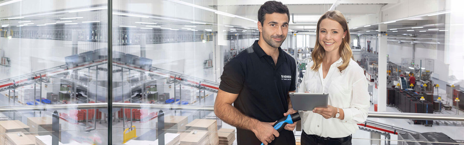Zwei MENNEKES Mitarbeiter mit Tablet