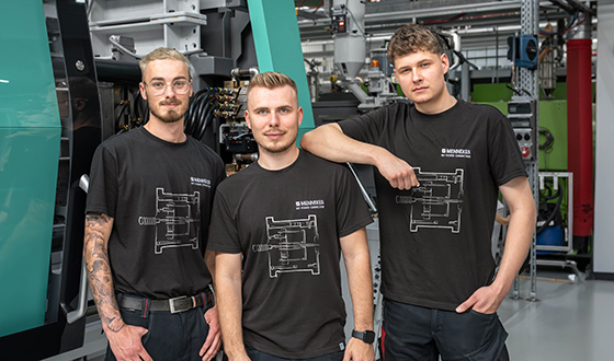 Kautschuktechnologe Drei Auszubildende im Bereich Kautschuk- und Kunststofftechnik arbeiten an Produktionsanlagen in der Fertigung.