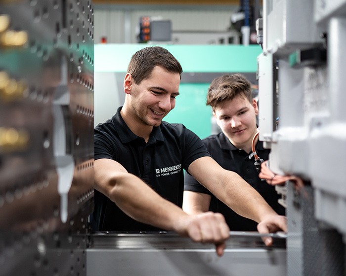 Zwei Personen arbeiten an einem Maschinenwerkzeug