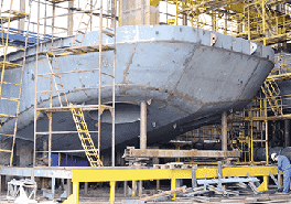 Ein Schiff im Rohbau in einer Werft