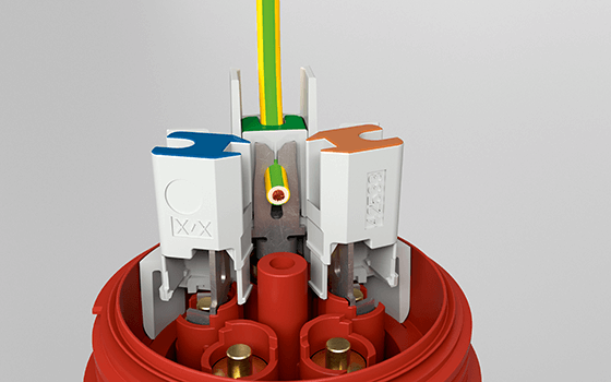 Anschnitt eines PowerTOP® Xtra Steckers mit Schneidklemmtechnik und durchgeführter Leitung