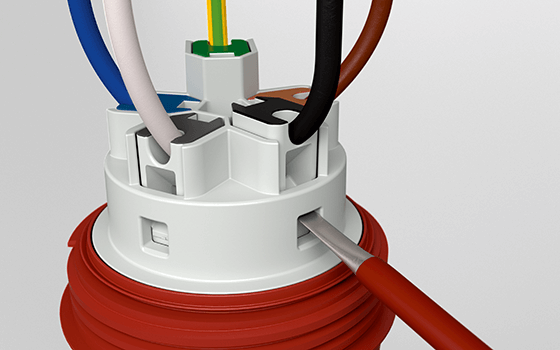 geöffneter PowerTOP® Xtra Stecker mit gesteckten Leitern für den Anschluss des SafeCONTACT