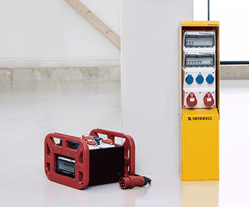 Ein roter mobiler EverBOX® Grip Stromverteiler ist neben einer gelben CombiTOWER® Steckdosenkombination platziert