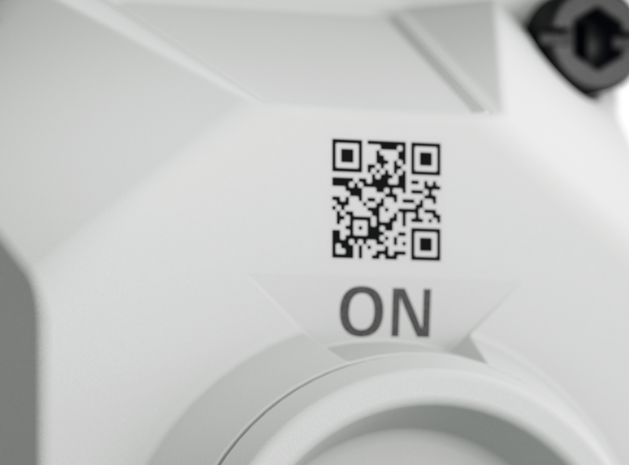 Nahaufnahme des aufgedruckten QR-Codes auf der Wandsteckdose DUO