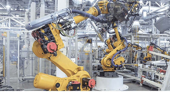 ein gelber Industrieroboter in einer Industriehalle