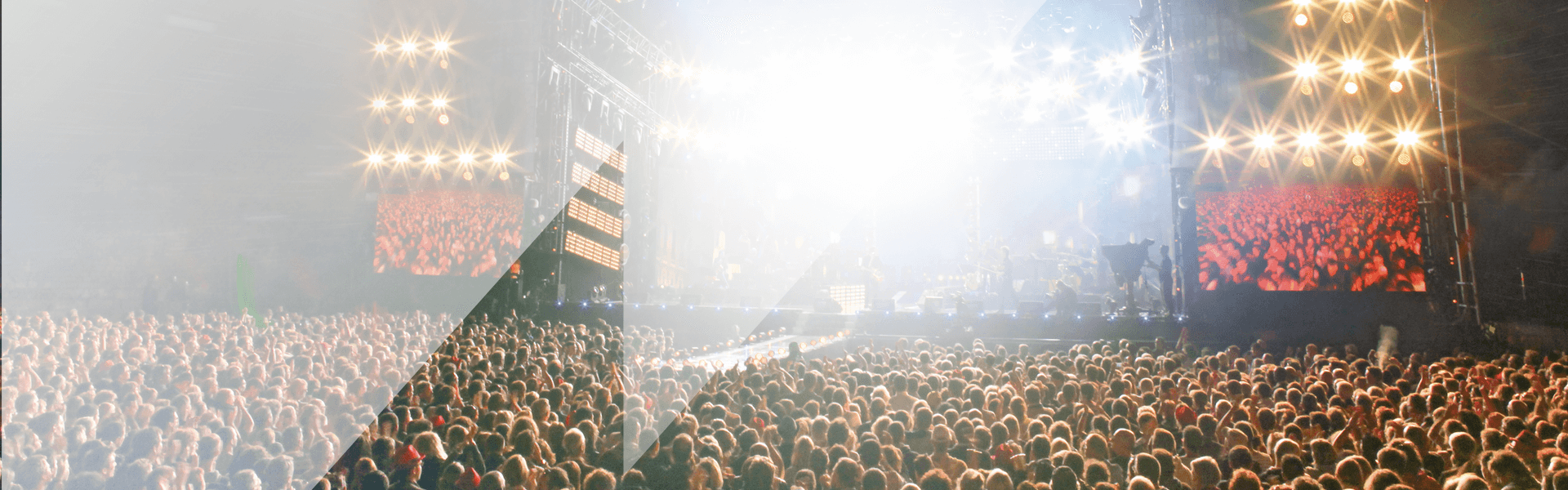 Großes Publikum schaut bei Nacht auf eine Bühne