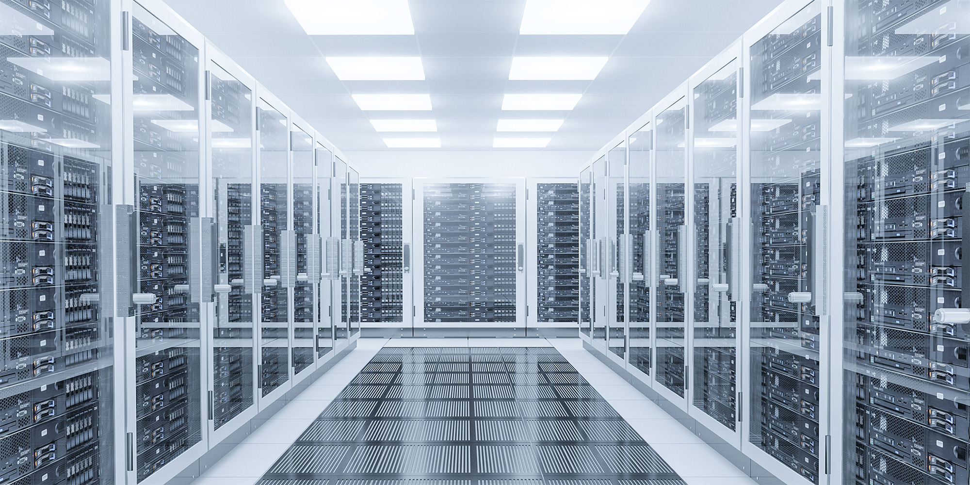 Einblick in einen Raum im Rechenzentrum mit Serverschränken