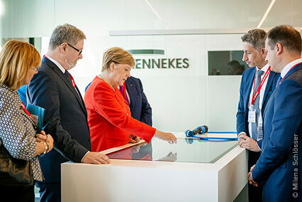 Frau Dr. Angela Merkel in der MENNEKES Repräsentanz in Berlin