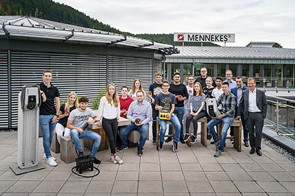 Gruppenaufnahme der neuen Auszubildenden im Hause von MENNEKES