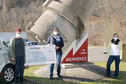 drei MENNEKES Mitarbeiterin halten einen Spendenscheck 