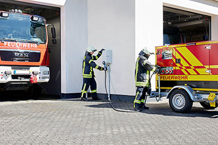 Feuerwehrleute schließen Notstromsteckvorrichtungen an