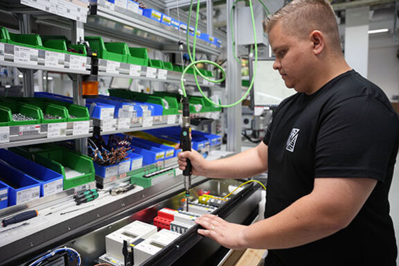 Ein Mann prüft die Elektronik eines Geräts