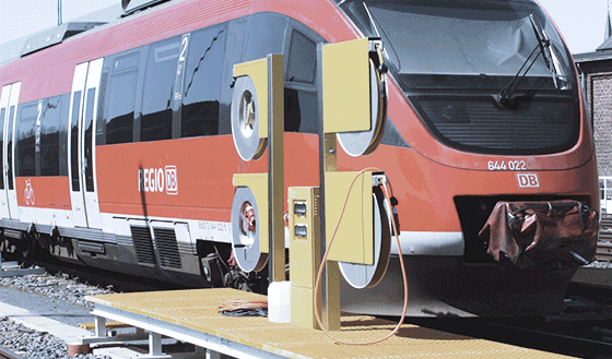 Eine Abbildung einer Sonderlösung von MENNEKES für den Gleisbereich. Im Hintergrund fährt eine rote Bahn vorbei.