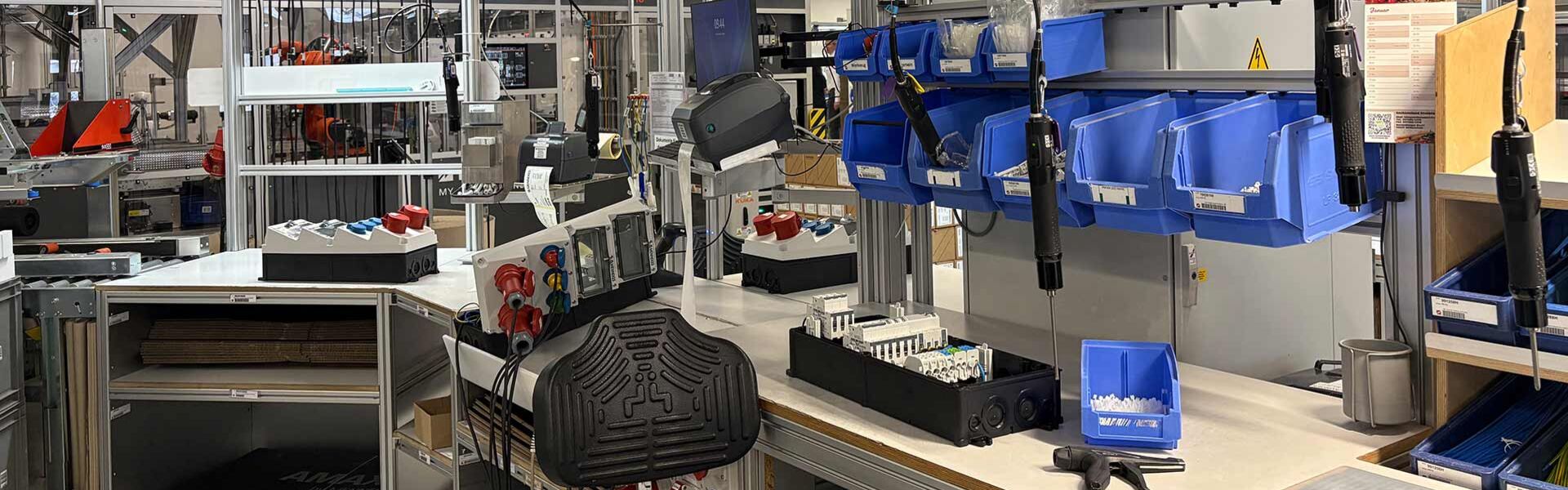 Moderne Industriearbeitsplätze mit Montageplätzen und Werkzeugen in der Elektronikfertigung.