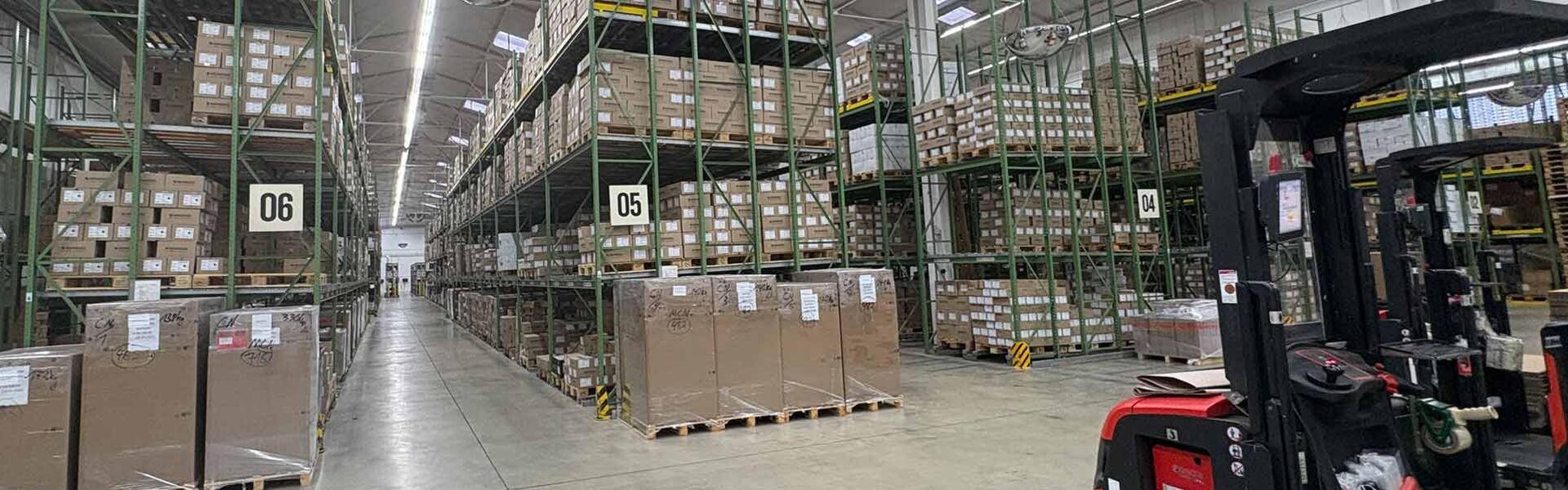 Zwei Personen schauen auf einen Display einer elektrischen Ameise im Lager