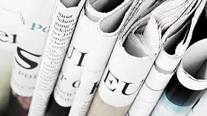 Ein Stapel mit mehreren Zeitungen
