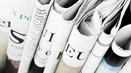 Ein Stapel mit mehreren Zeitungen