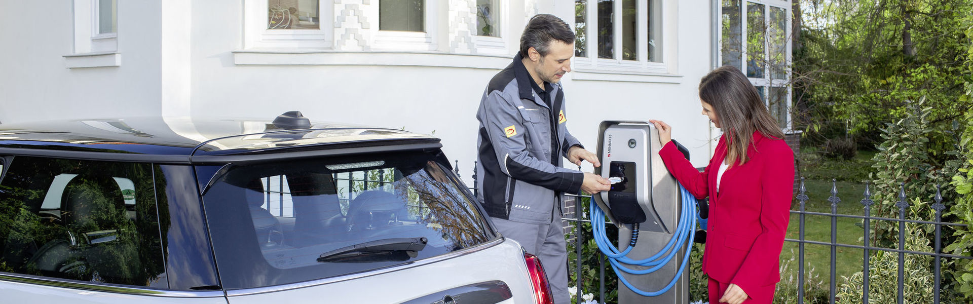 Elektroinstallateur erklärt Funktionen einer MENNEKES Wallbox mit RFID Zugangsschutz