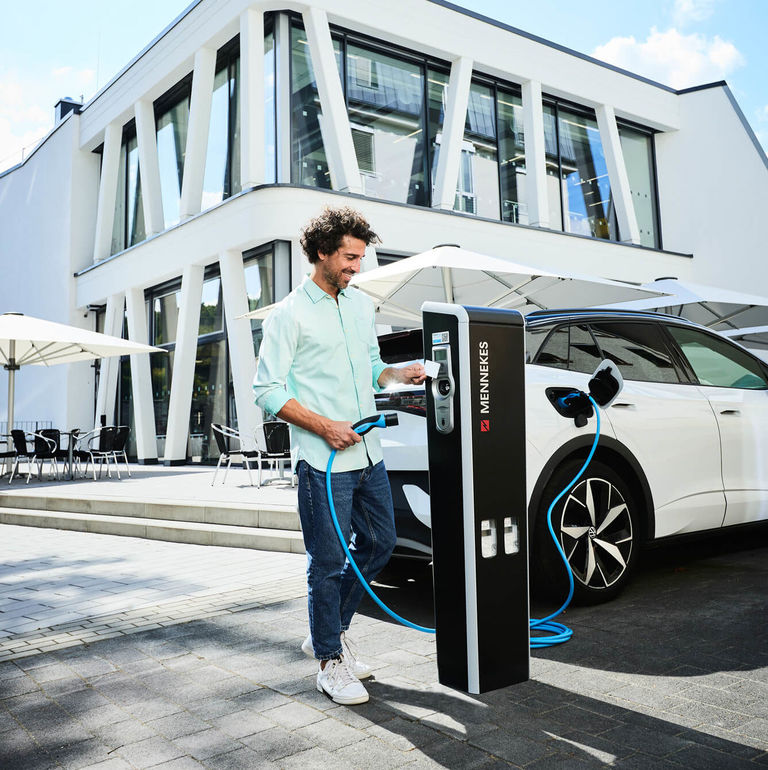 E-Autofahrer lädt an einer öffentlichen Ladesäule