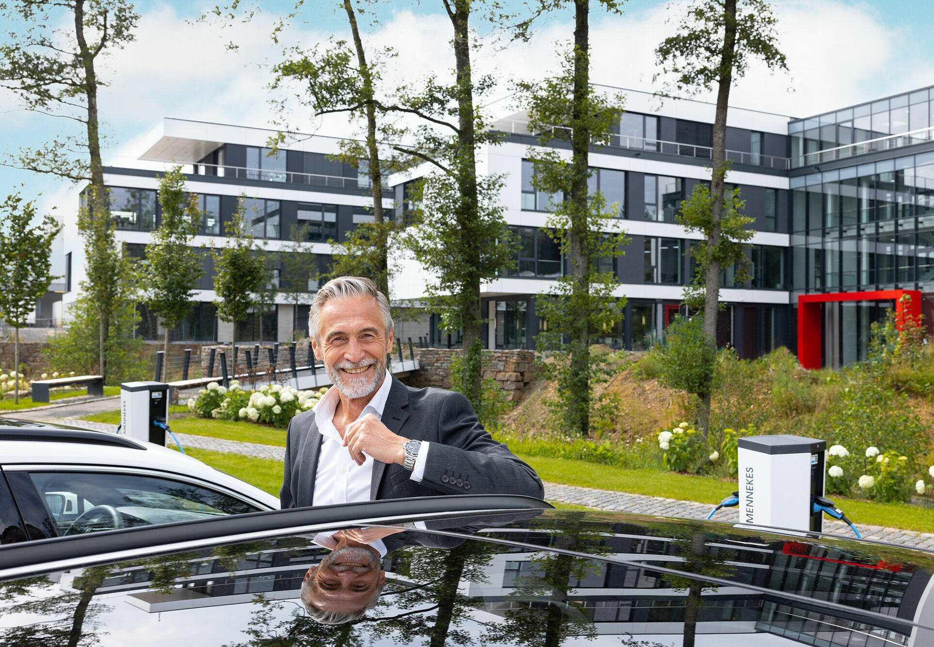 Ladestationen auf einem Firmenparkplatz