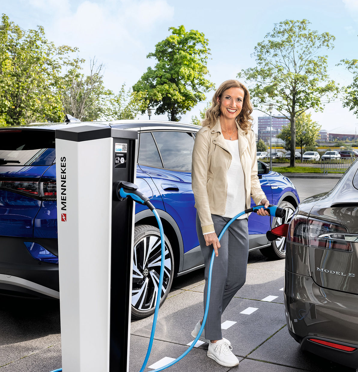 Frau lädt ihr E-Auto an einer MENNEKES Ladesäule