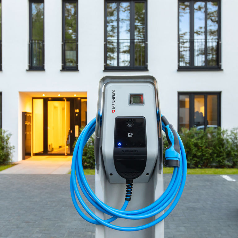 Wallbox Aussenstellplatz mit Standfuß und Kabel