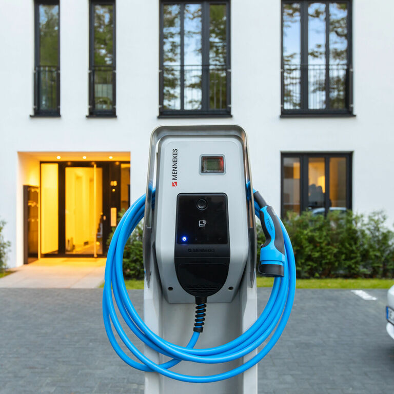 Wallbox Aussenstellplatz mit Standfuß und Kabel