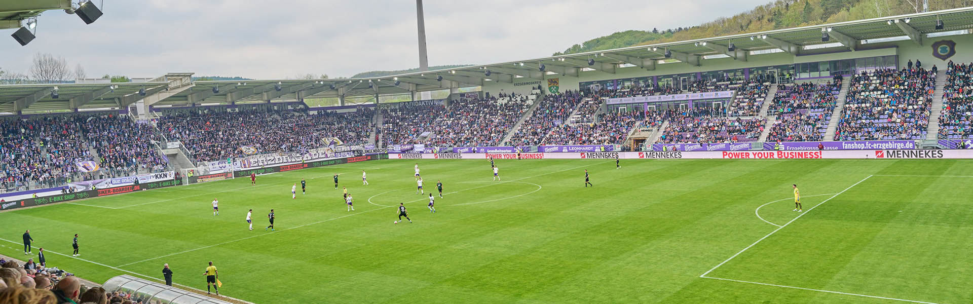 Eine Innen-Aufnahme des Stadions von Erzgebirge Aue während eines Fußballspiels