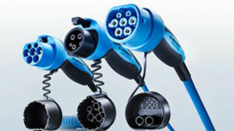 Drei blaue MENNEKES Ladestecker für Elektrofahrzeuge, die nebeneinander angeordnet sind. Jeder Stecker hat ein unterschiedliches Design und Anschlussmuster.