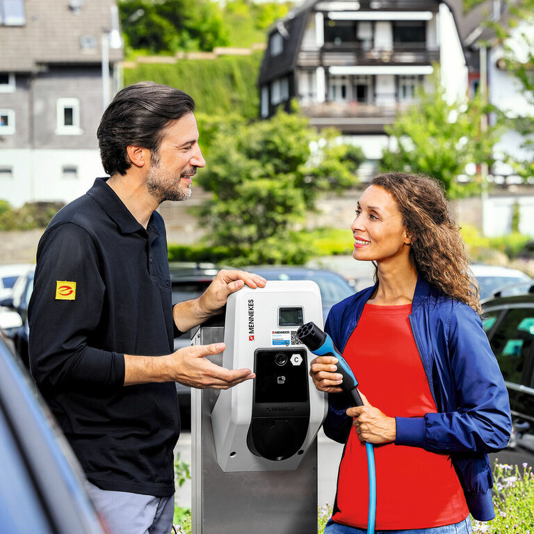 Elektroinstallateur spricht mit Wallbox Käuferin