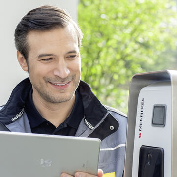 Wallbox Installateur richtet technische Einstellung ein