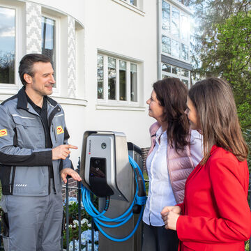 Installateur installiert MENNEKES Wallbox für Mieter