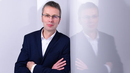 Eine Person lehnt sich an eine Wand