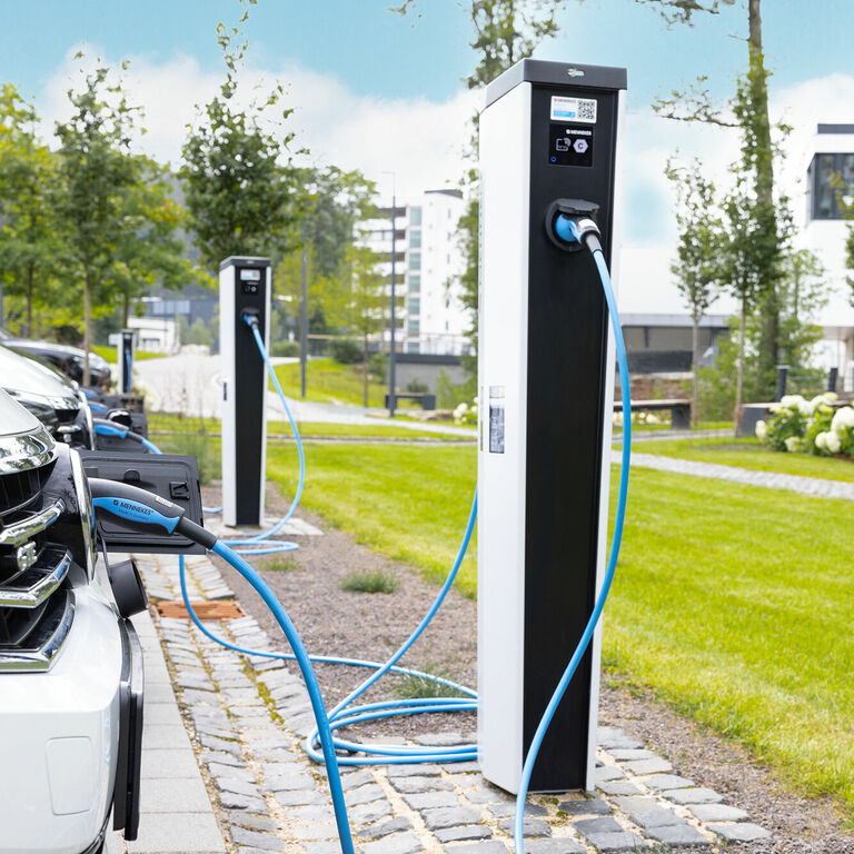 Ladesäule AMTRON Professional auf einem Parkplatz