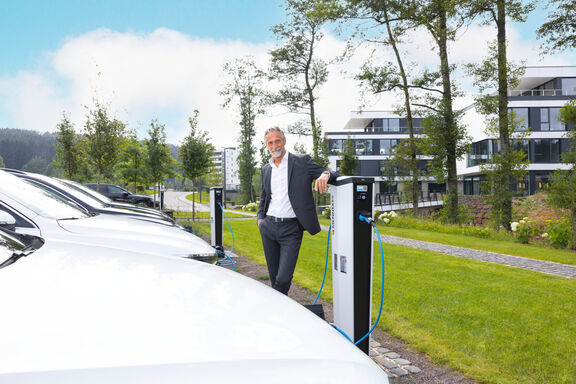 MENNEKES Ladesäulen auf einem Firmenparkplatz