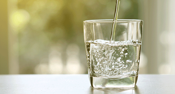 Aufnahme eines mit Wasser gefüllten Glases