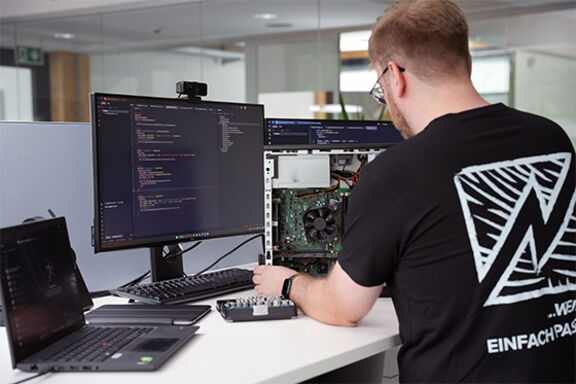 Azubi Fachinformatiker arbeitet am Computer