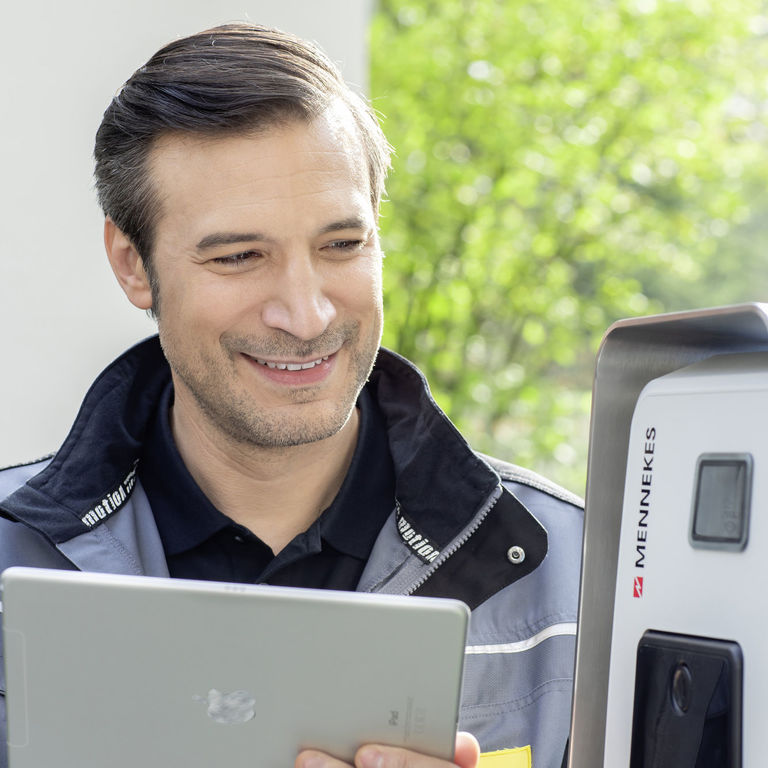 Wallbox Installateur richtet technische Einstellung ein