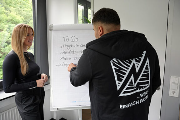 Zwei Azubis arbeiten an einem Whiteboard