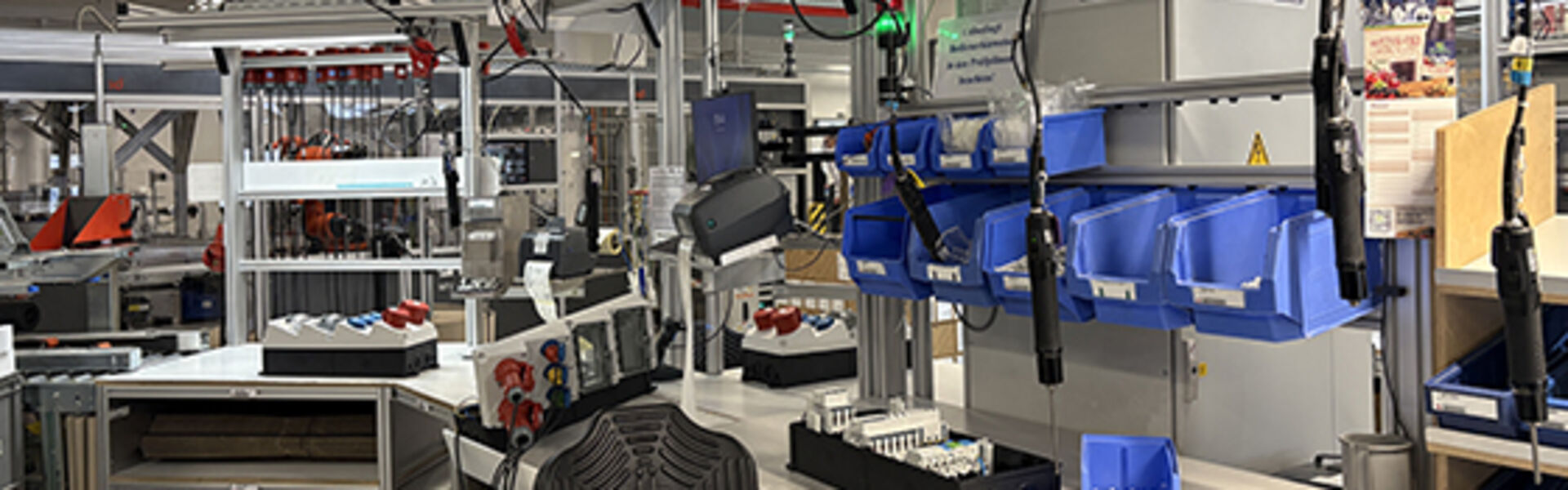 Moderne Industriearbeitsplätze mit Montageplätzen und Werkzeugen in der Elektronikfertigung.